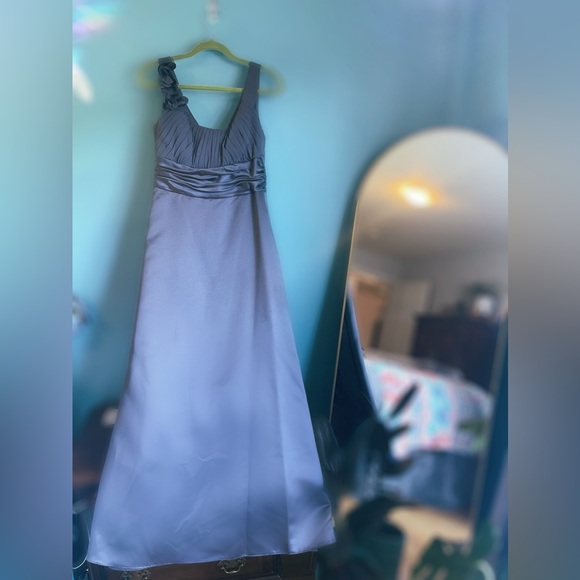 David’s Bridal Elegant Satin and Chiffon Ball Gown - Picture 6 of 8